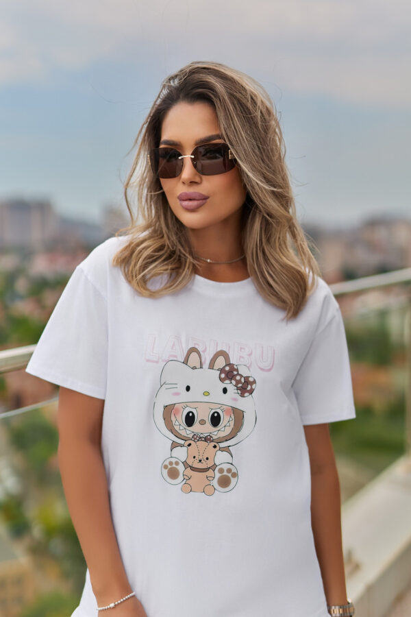 6733255708_trendova-futbolka-zhinocha Трендова футболка жіноча з принтом Labubu "Little Wild" | Норма і батал